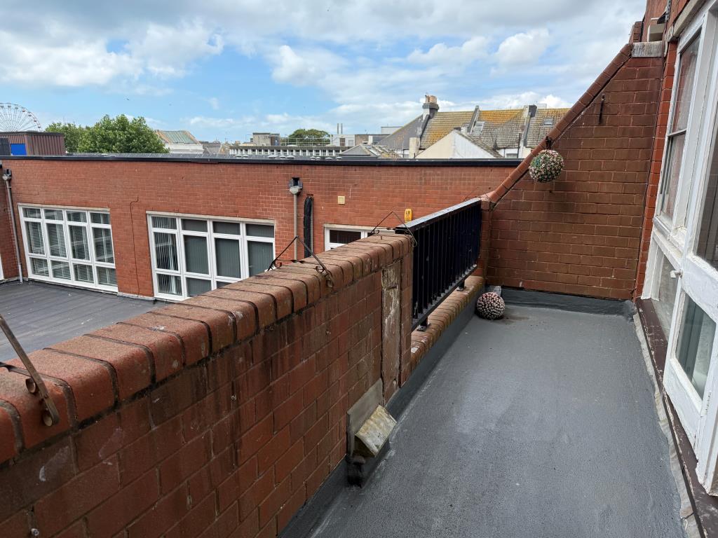 Lot: 111 - BALCONY FLAT FOR UPDATING IN TOWN CENTRE LOCATION - South facing sun balcony with views